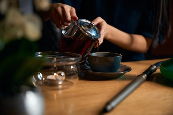 freshly poured decaffeinated tea