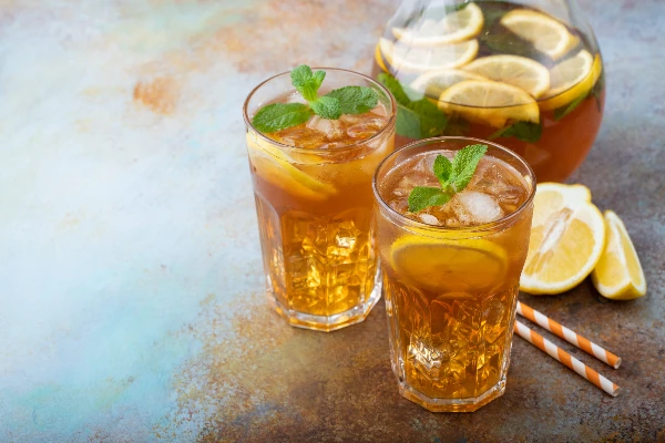 traditional iced tea with lemon and mint